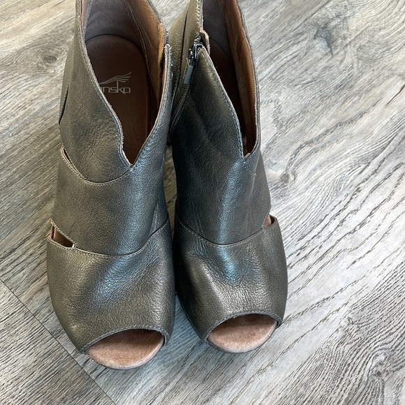 Dansko Delphina Heeled Peep Toe Bootie, Aged Metallic clog, size 40 - Picture 6 of 11